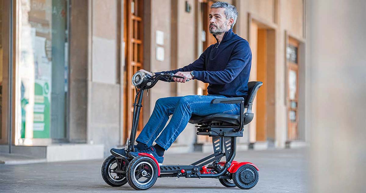 Talentoso Maduro Posesión Diferencias entre un scooter de movilidad y una silla de ruedas